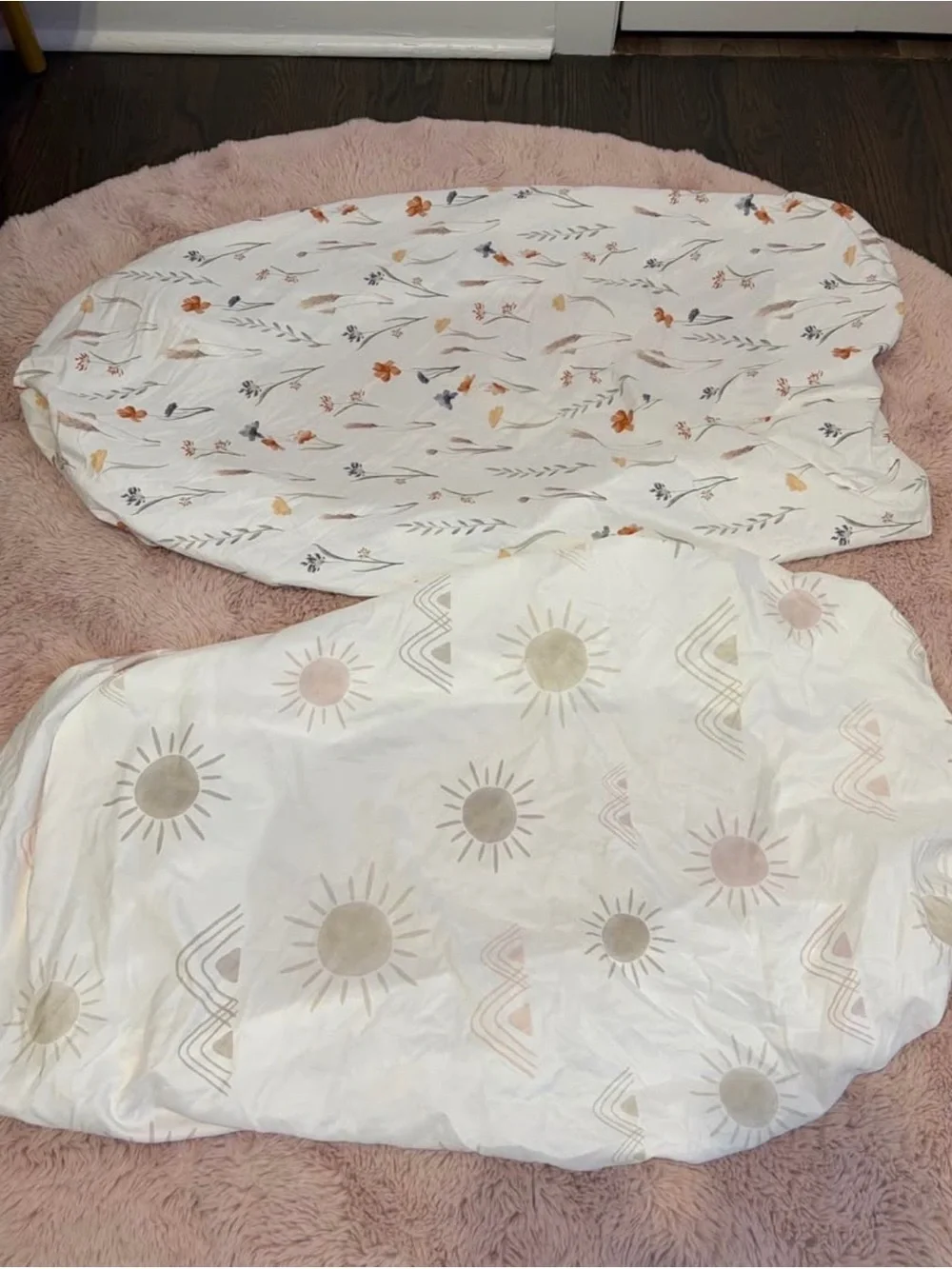 Set of standard crib sheets (4)and crib mattress protectors (3)